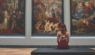 Девушка в галерее картин